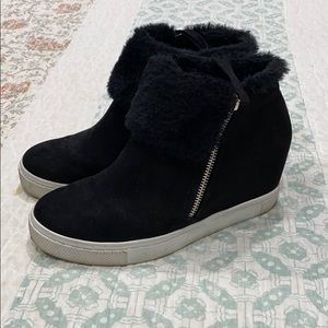 Wedged shoes with fur trim